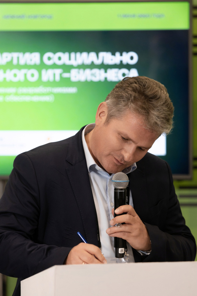Максим Богданов.jpg