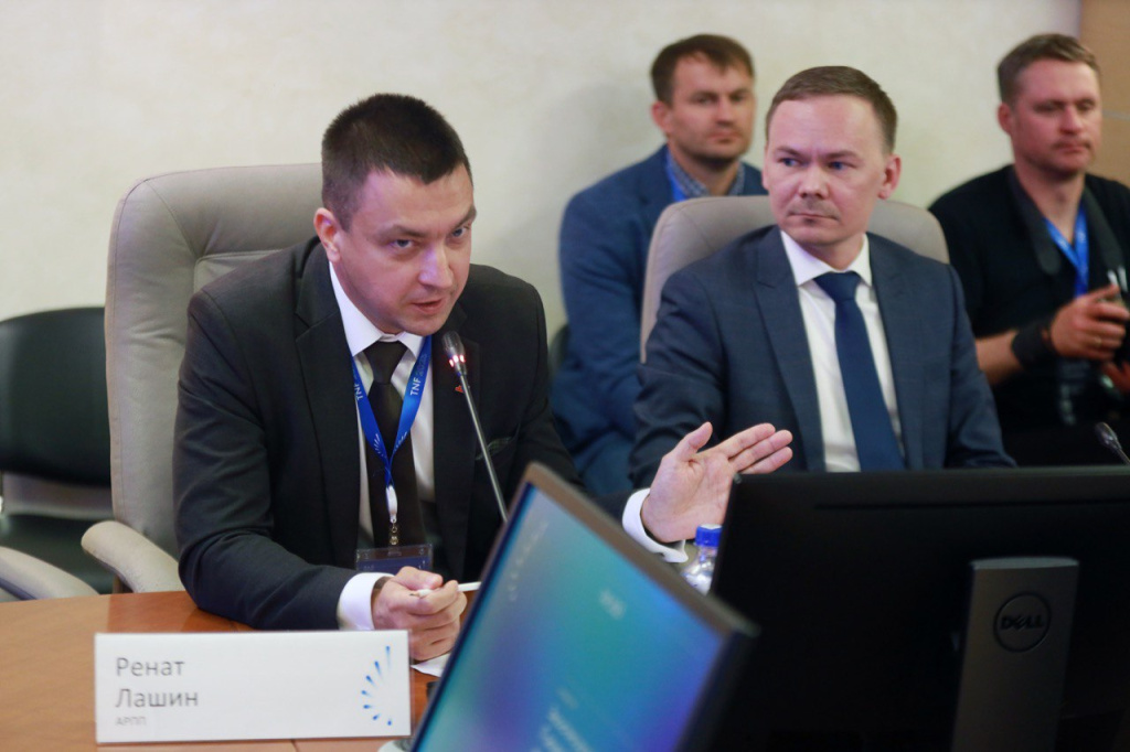 Ренат Лашин на ТНФ.jpg